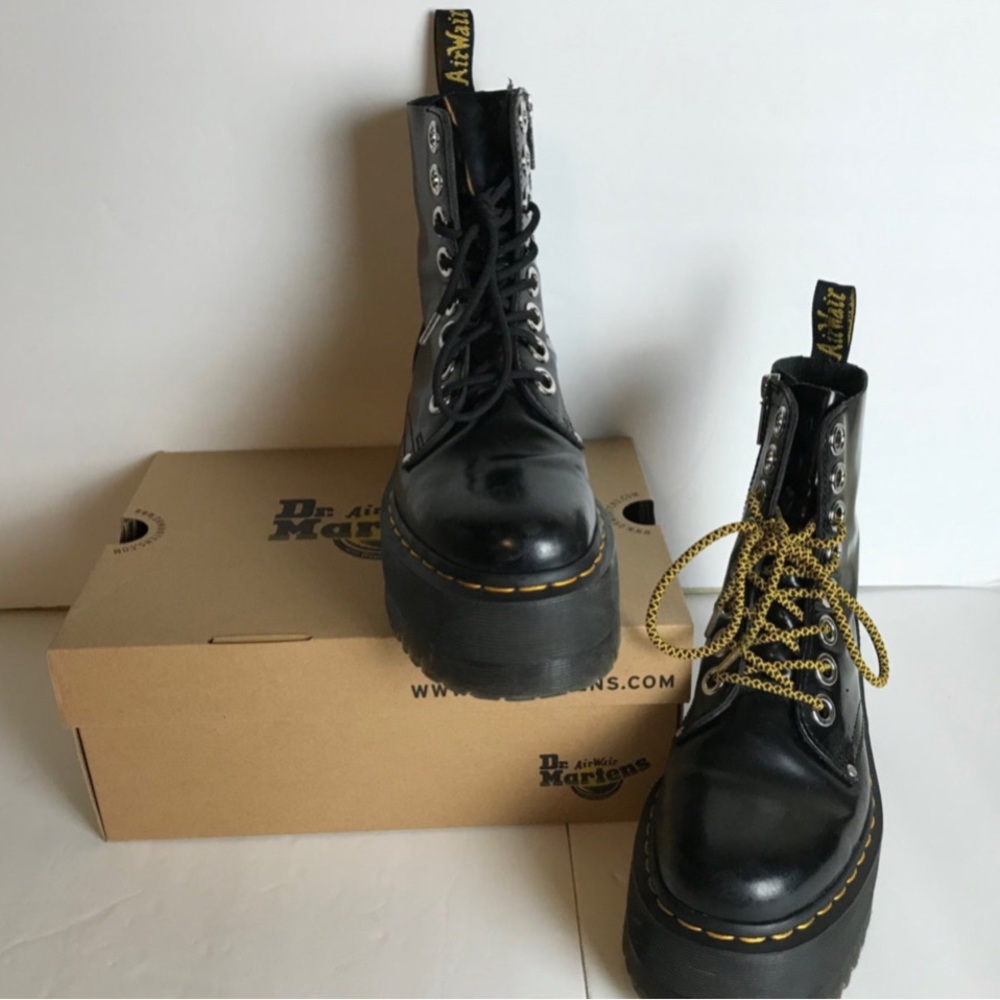 Dr .Martens Jadon platform SIZE 7!!